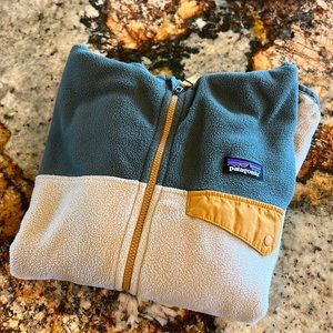 Patagonia light fleece jacket. Zipper front. Front pocket.